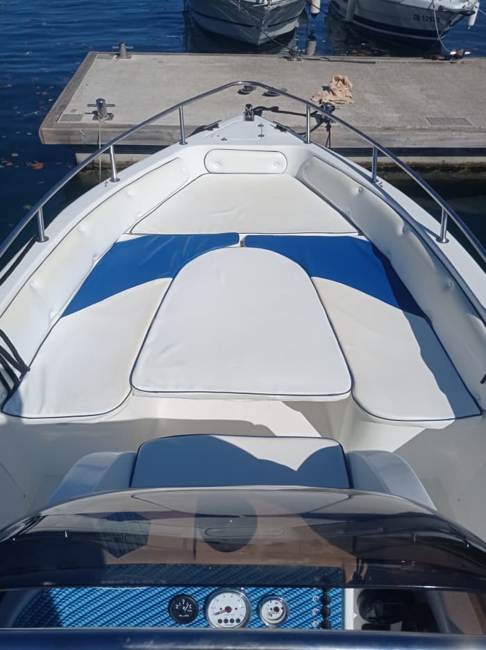 Disfruta de 9 horas en una lancha motora en Zadar.