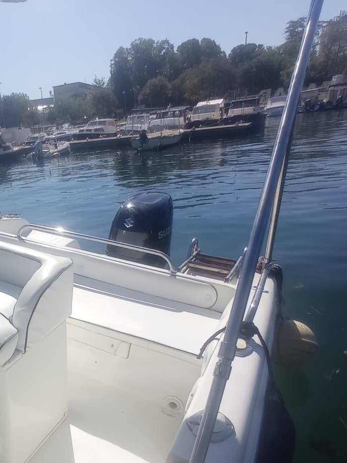 Disfruta de 9 horas en una lancha motora en Zadar.