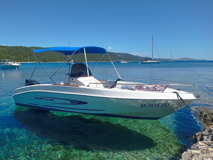 Disfruta de 9 horas en una lancha motora en Zadar.