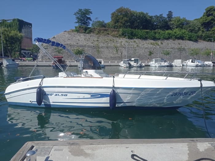 Disfruta de 9 horas en una lancha motora en Zadar.