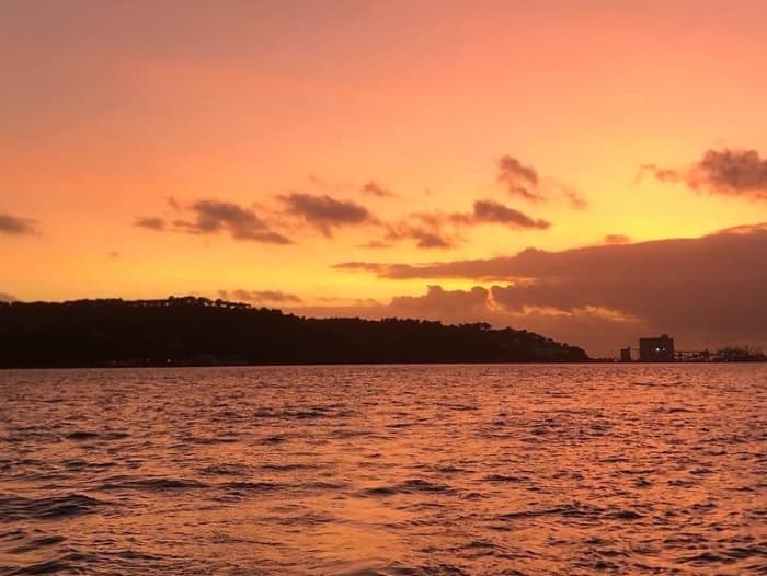 Genießen Sie einen ganzen Tag auf einem Segelboot in Lissabon