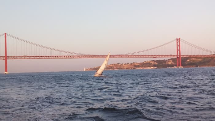 Genießen Sie einen ganzen Tag auf einem Segelboot in Lissabon