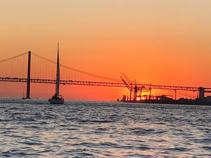 Genießen Sie einen ganzen Tag auf einem Segelboot in Lissabon