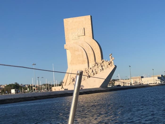 Genießen Sie einen ganzen Tag auf einem Segelboot in Lissabon