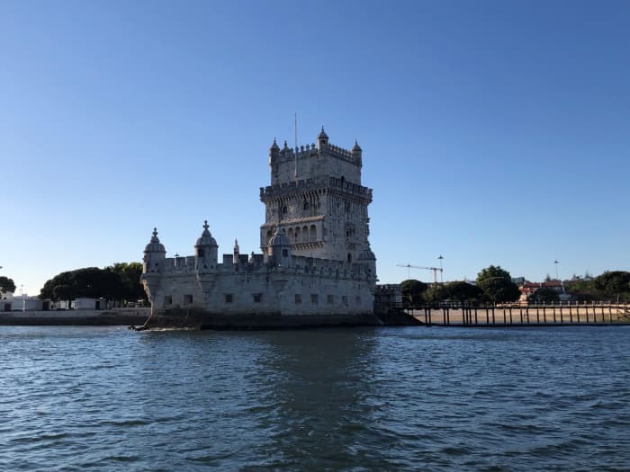 Genießen Sie einen ganzen Tag auf einem Segelboot in Lissabon