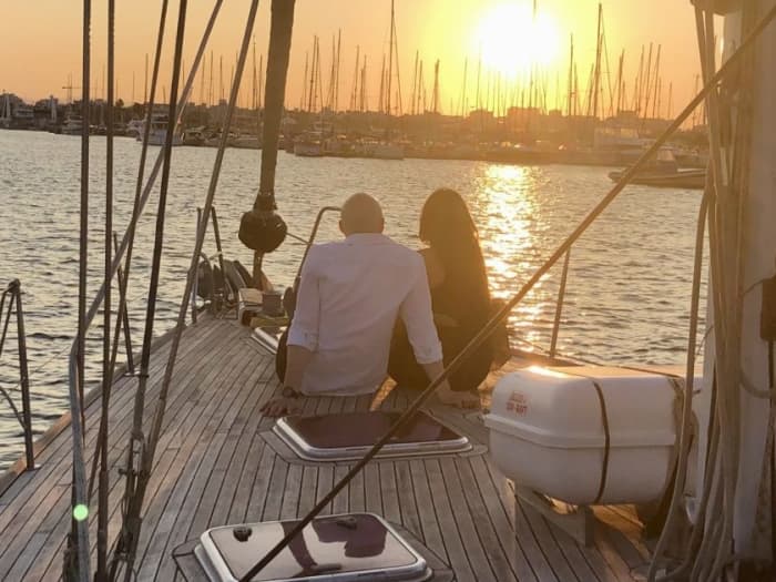 Zonsondergang op een exclusieve zeilboot. Privé-ervaring in Valencia.