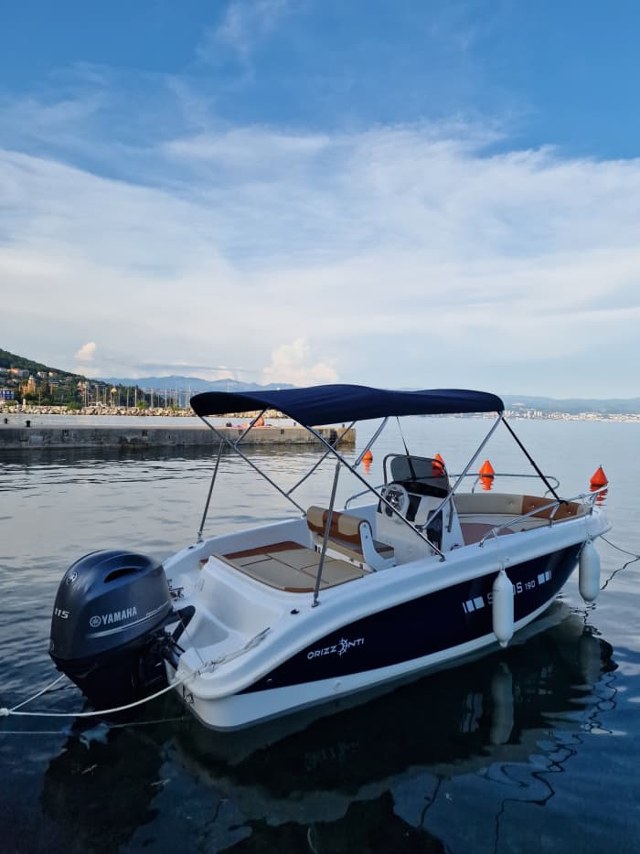 Erleben Sie einen unvergesslichen Tag in Opatija: Ihr privates Motorboot für puren Genuss