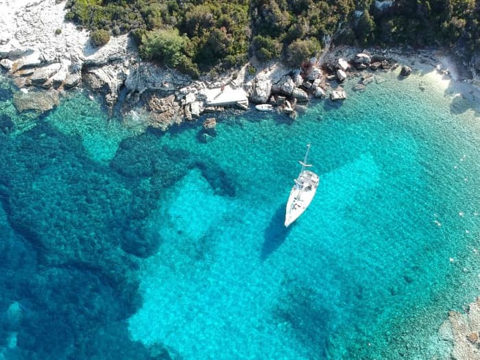 Verborgen baaien van Lefkada: zeilen, snorkelen en lokale specialiteiten