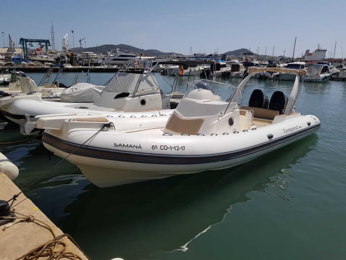 3h30 sunrise to Ibiza in a motor boat