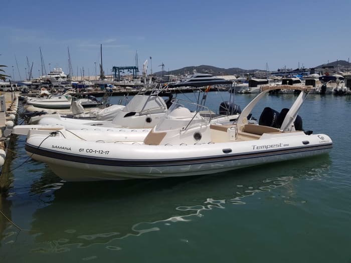 3h30 sunrise to Ibiza in a motor boat