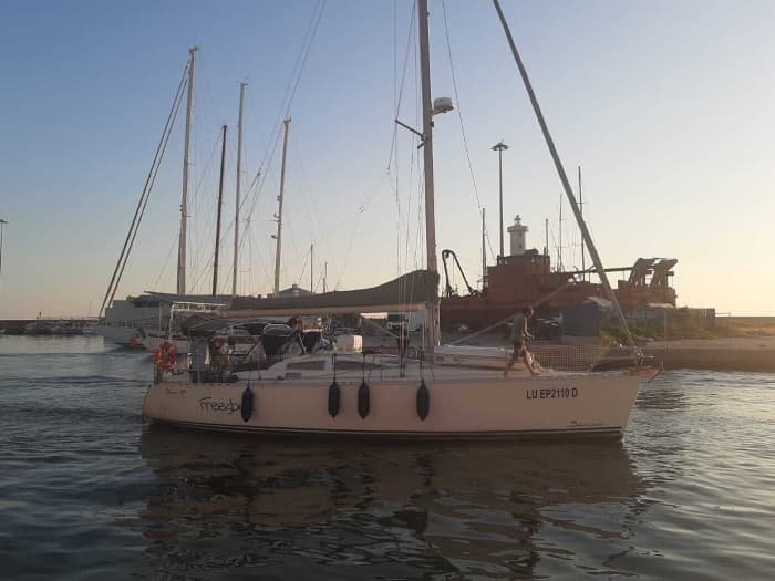 Breng 10,5 uur door met zeilen rond Viareggio op een zeilboot.