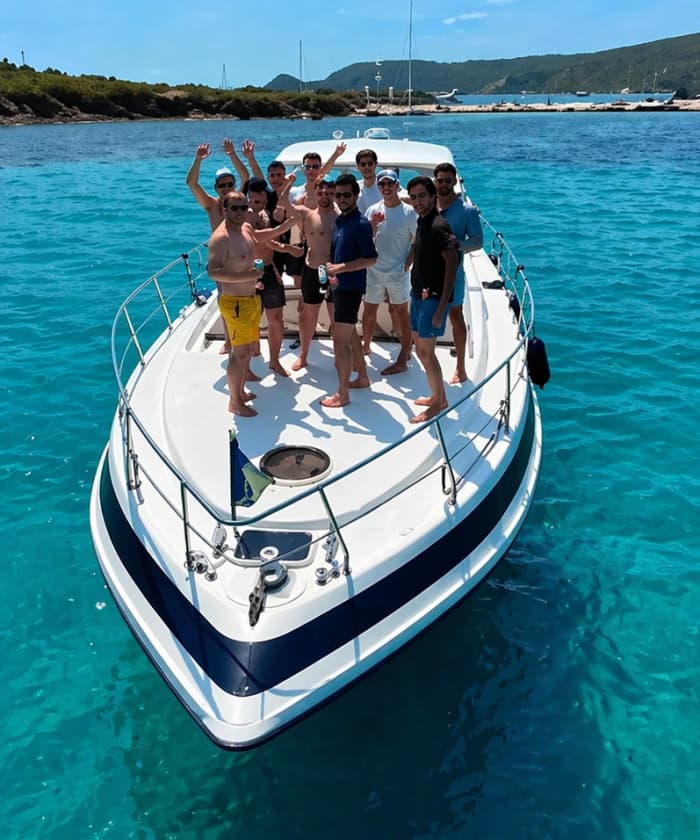 Vrijgezellenfeest op een 18 meter lang jacht in de Golf van Saint-Tropez.