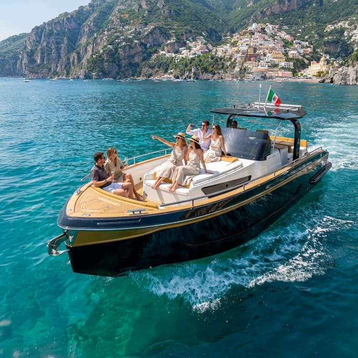 Escapada a Capri o la Costa Amalfitana: Excursión en barco de medio día con baño y relax.