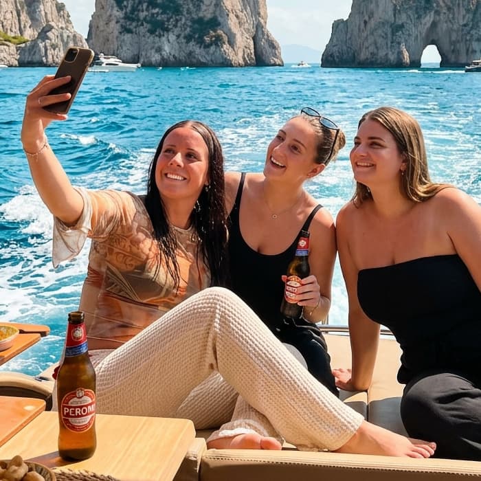 Escapada a Capri o la Costa Amalfitana: Excursión en barco de medio día con baño y relax.