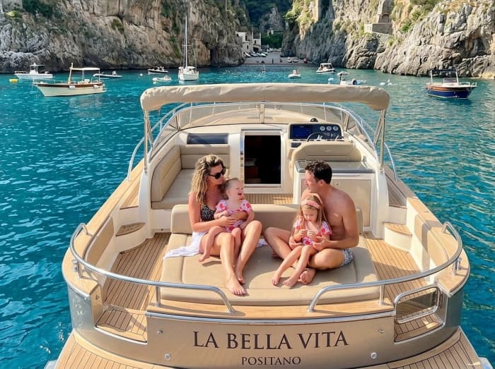 Escapada a Capri o la Costa Amalfitana: Excursión en barco de medio día con baño y relax.