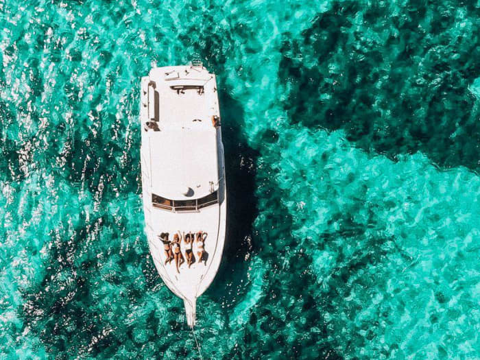 Genießen Sie Luxus pur in Playa Blanca mit einem ganztägigen Ausflug auf einer Motoryacht.