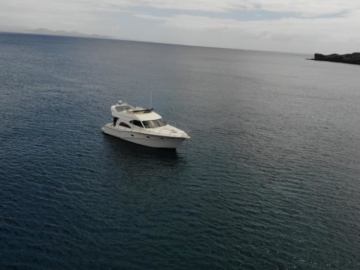 Genießen Sie Luxus pur in Playa Blanca mit einem ganztägigen Ausflug auf einer Motoryacht.
