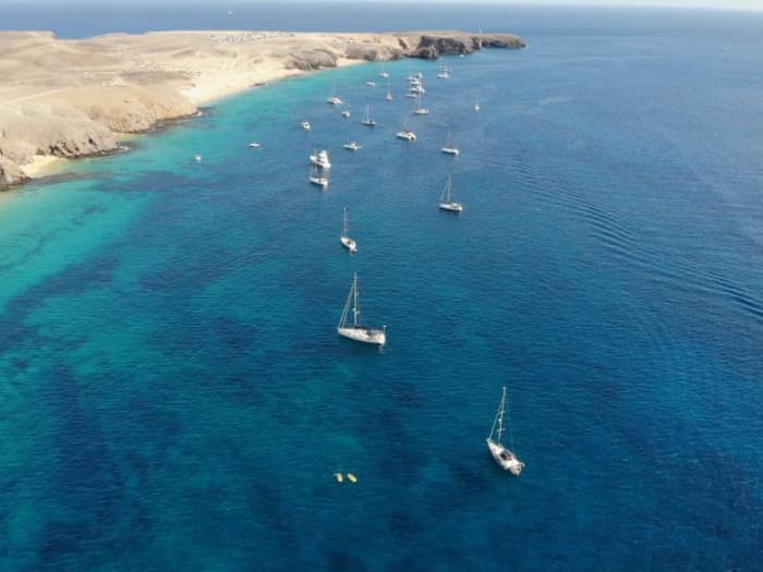 Genießen Sie Luxus pur in Playa Blanca mit einem ganztägigen Ausflug auf einer Motoryacht.