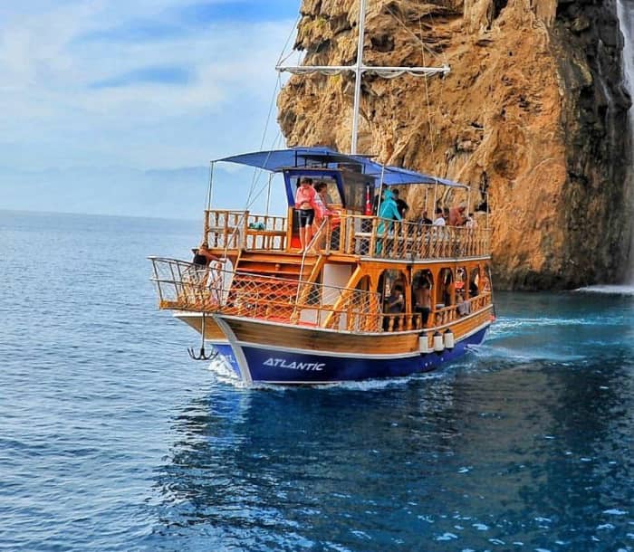 Un viaggio su misura ad Antalya: una giornata magica a bordo di uno yacht a motore.