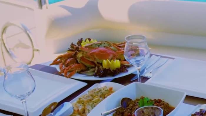 Diner bij zonsondergang — Cruise tijdens het gouden uur