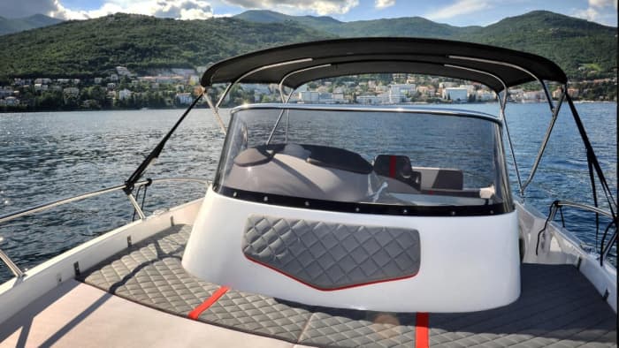 Votre journée à Opatija : louez un bateau à moteur pour une journée complète de découverte.