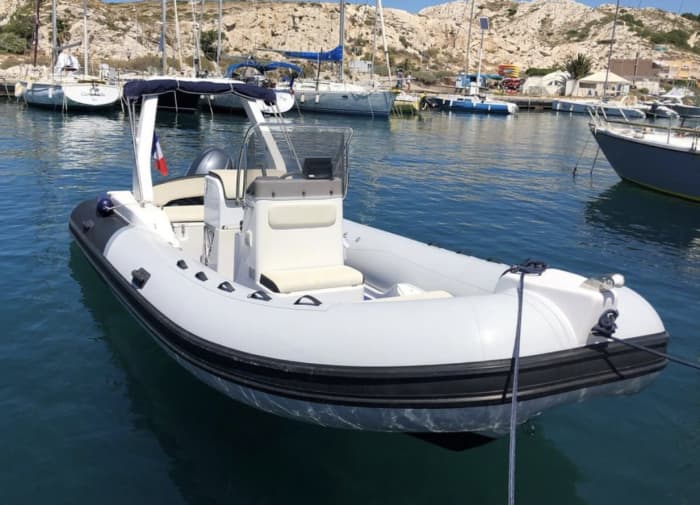 Erkunden Sie Cavalaire-sur-Mer mit dem Boot: Ein ganzer Tag auf dem Wasser an Bord eines Motorboots
