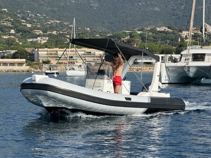 Erkunden Sie Cavalaire-sur-Mer mit dem Boot: Ein ganzer Tag auf dem Wasser an Bord eines Motorboots