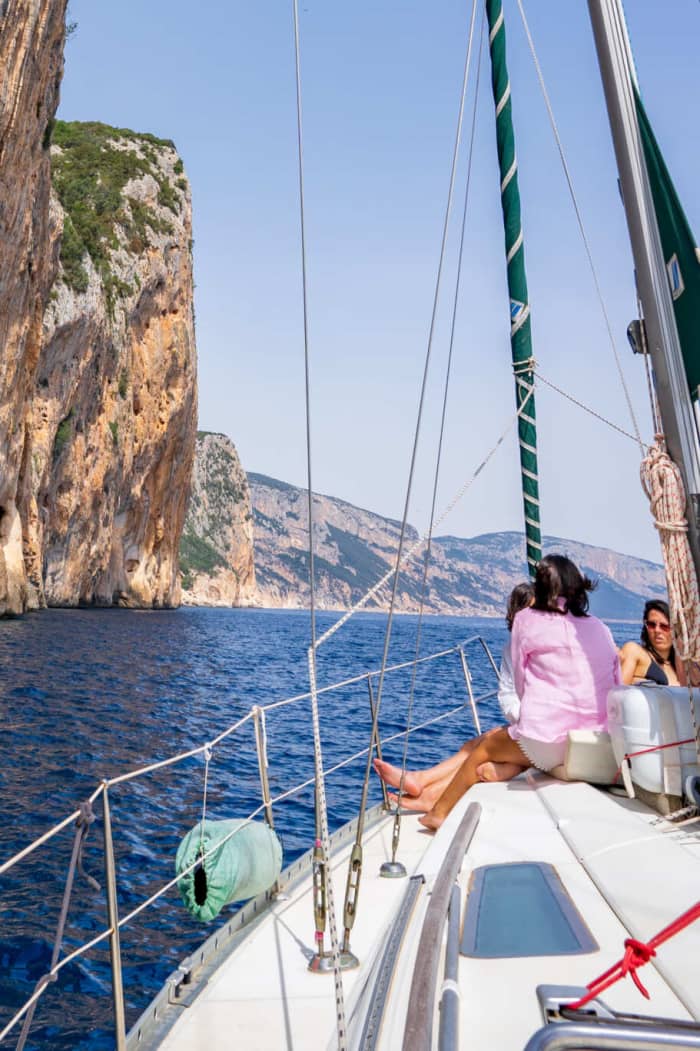Einen Tag lang Arbatax entdecken: Das wahre Dolce Vita auf einem Segelboot