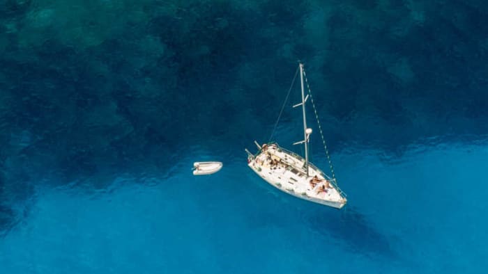 Einen Tag lang Arbatax entdecken: Das wahre Dolce Vita auf einem Segelboot