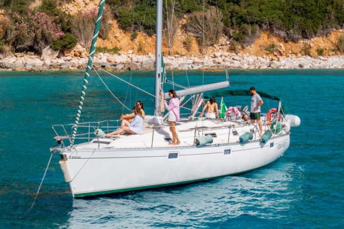 Einen Tag lang Arbatax entdecken: Das wahre Dolce Vita auf einem Segelboot
