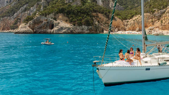 Einen Tag lang Arbatax entdecken: Das wahre Dolce Vita auf einem Segelboot