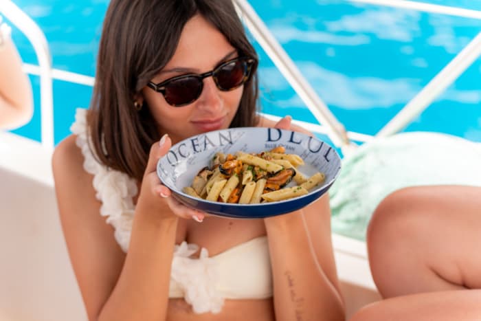 Einen Tag lang Arbatax entdecken: Das wahre Dolce Vita auf einem Segelboot
