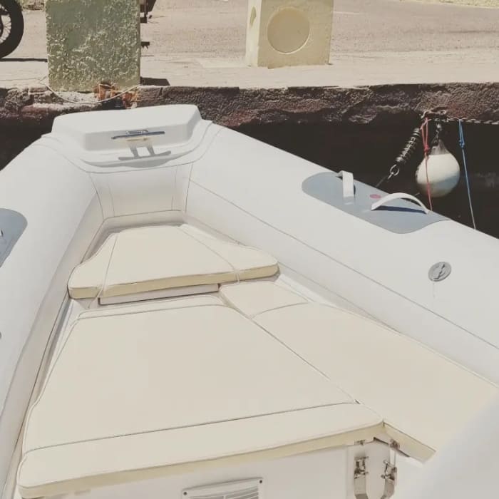 Découvrez les rivages de La Maddalena : une excursion d'une journée complète à bord d'un bateau à moteur