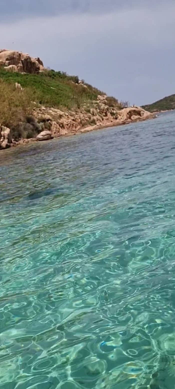 Découvrez les rivages de La Maddalena : une excursion d'une journée complète à bord d'un bateau à moteur