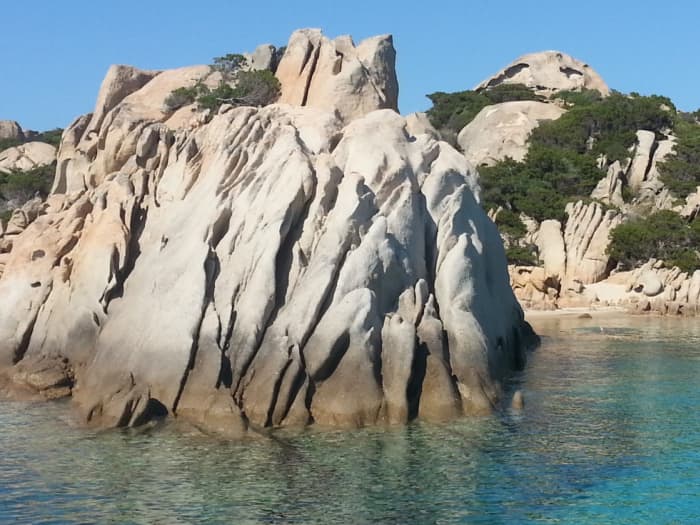 Découvrez les rivages de La Maddalena : une excursion d'une journée complète à bord d'un bateau à moteur