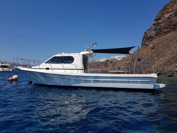 Crucero privado de 3 horas en barco a motor por la Caldera de Oia, diurno o al atardecer, y caminata por el volcán en Santorini