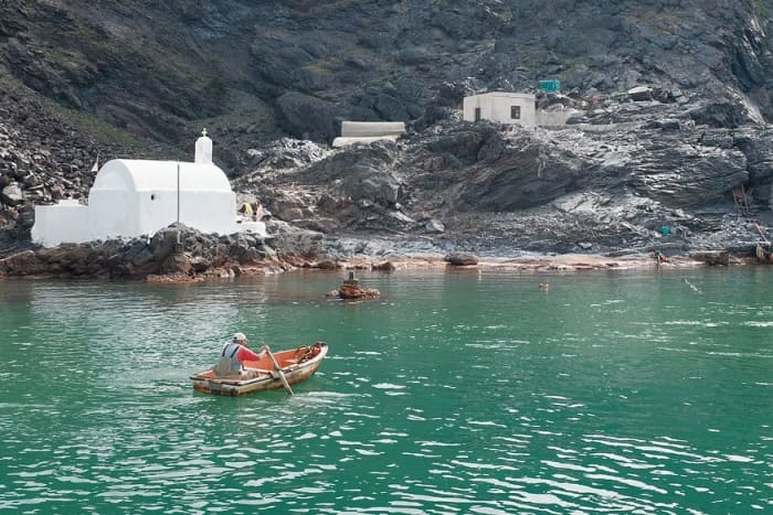 Crucero privado de 3 horas en barco a motor por la Caldera de Oia, diurno o al atardecer, y caminata por el volcán en Santorini