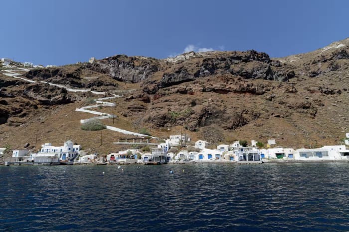 Crucero privado de 3 horas en barco a motor por la Caldera de Oia, diurno o al atardecer, y caminata por el volcán en Santorini