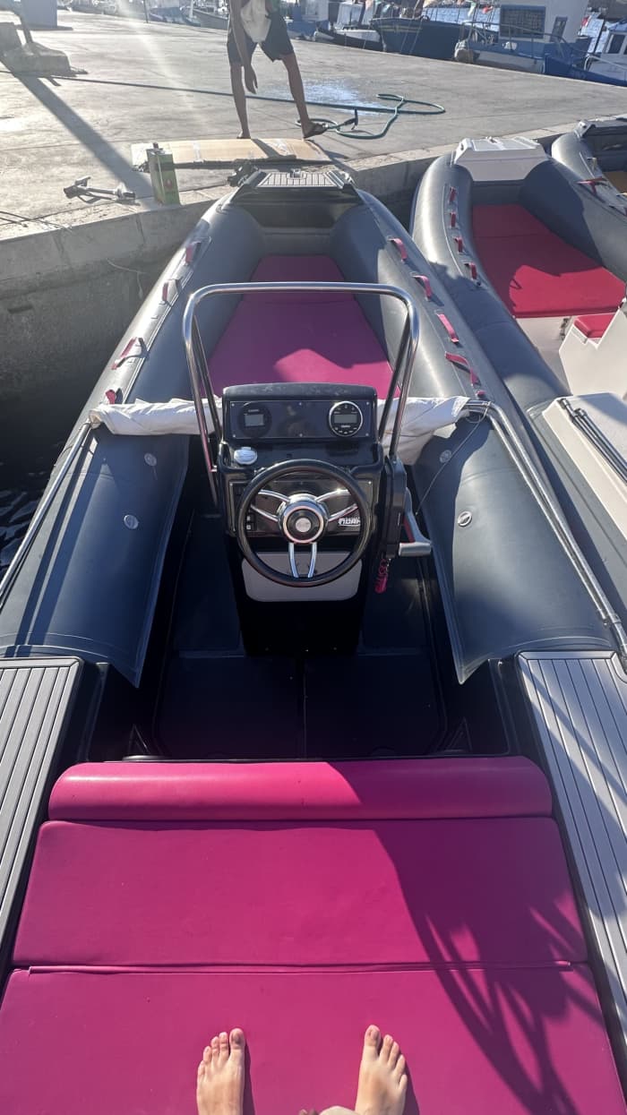 3u30 zon rond Isola delle Femmine op een motorboot