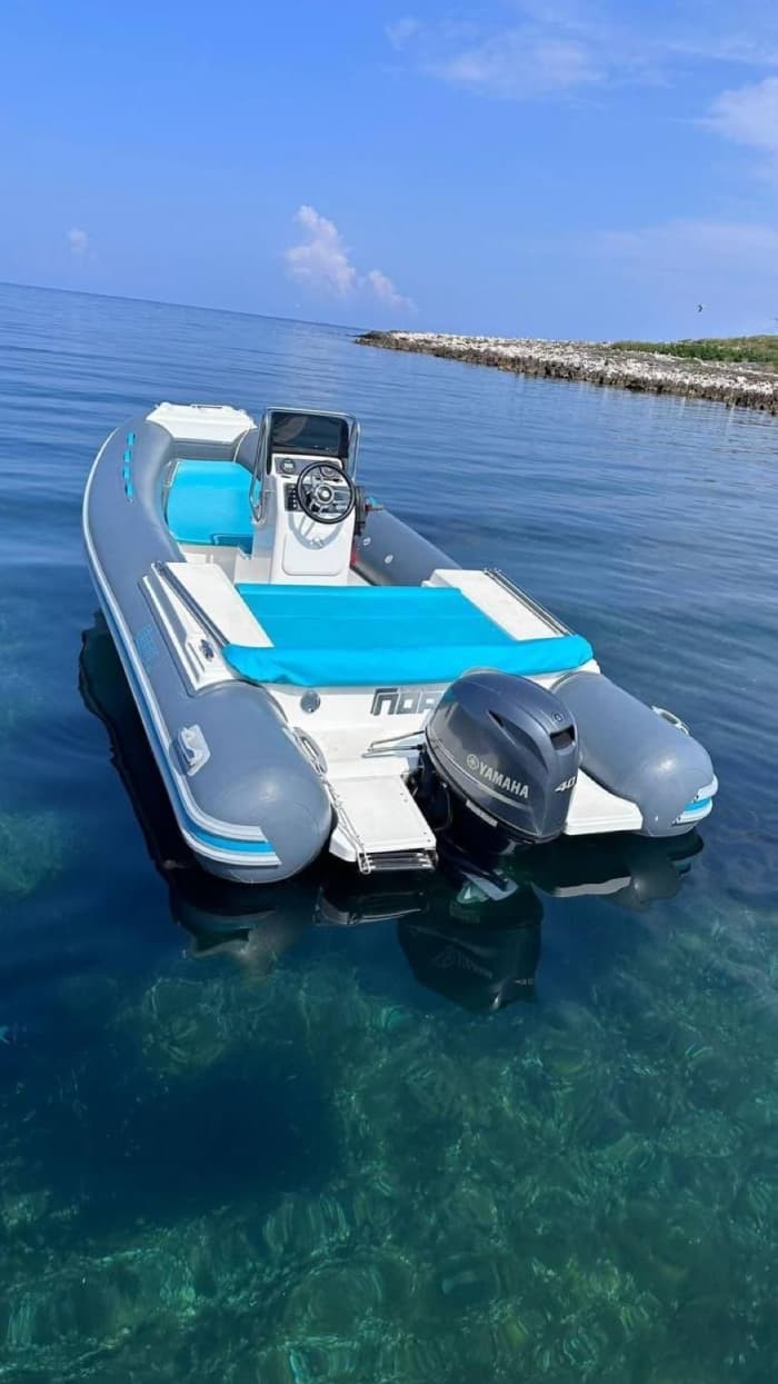 3u30 zon rond Isola delle Femmine op een motorboot
