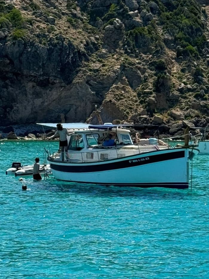 Scopri Minorca: una giornata intera di sole a bordo di un motoscafo.