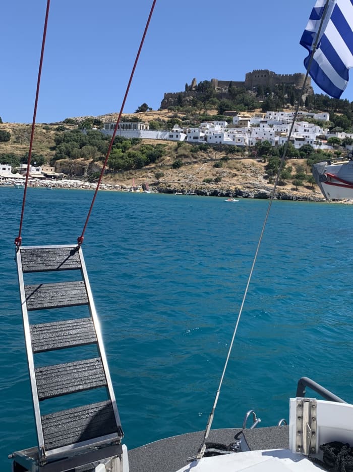 Profitez d'une journée complète de navigation à Lindos en voilier.