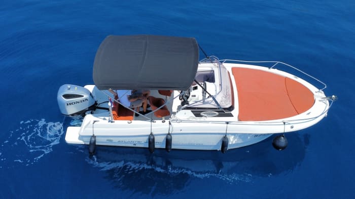 Votre journée à Makarska : louez un bateau à moteur pour 9 h de découverte.
