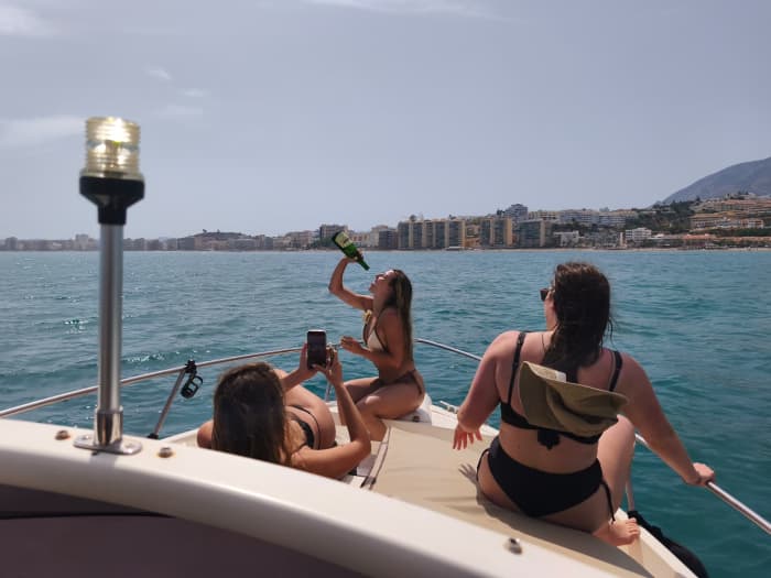 Paseo en barco para aistar delfines (pequeños grupos)