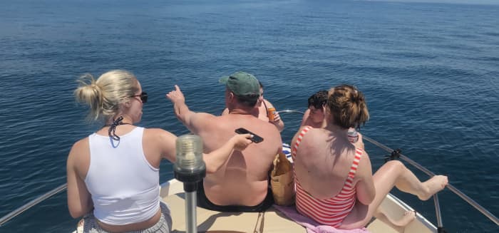 Paseo en barco para aistar delfines (pequeños grupos)