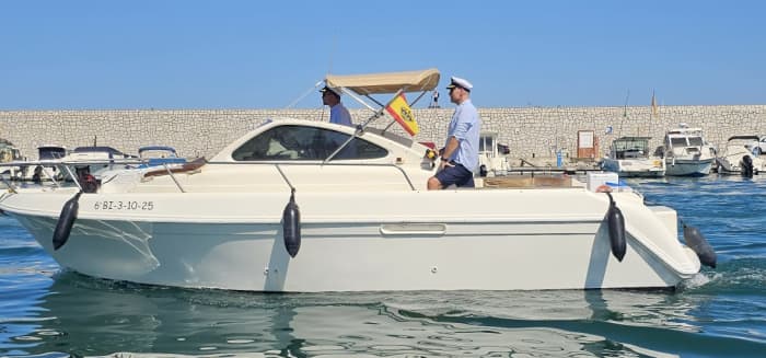 Paseo en barco para aistar delfines (pequeños grupos)