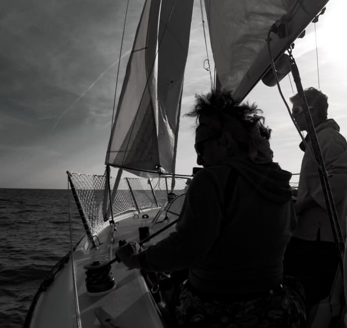 Mar, amor y sol: un día lleno de emociones a bordo de un velero.