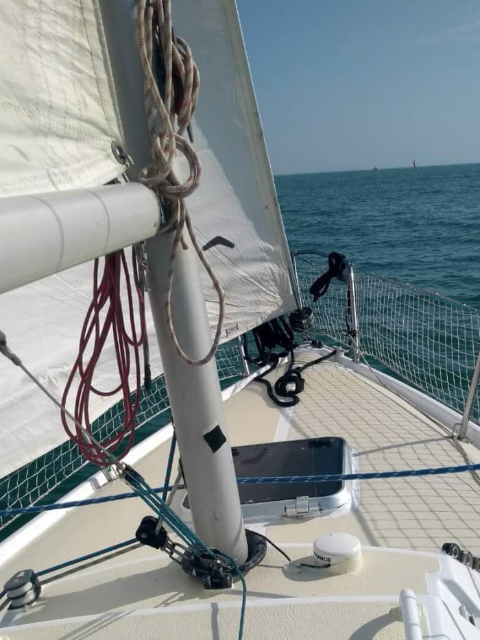 Mar, amor y sol: un día lleno de emociones a bordo de un velero.