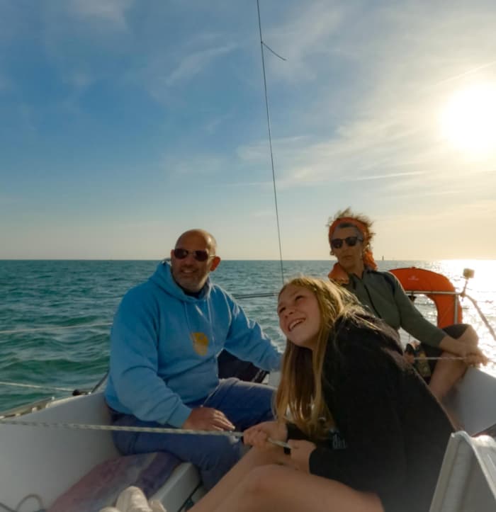 Mar, amor y sol: un día lleno de emociones a bordo de un velero.
