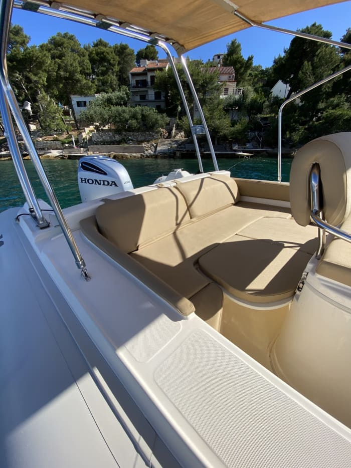 Une journée autour de Split : Profitez de 9 heures de découverte en bateau à moteur